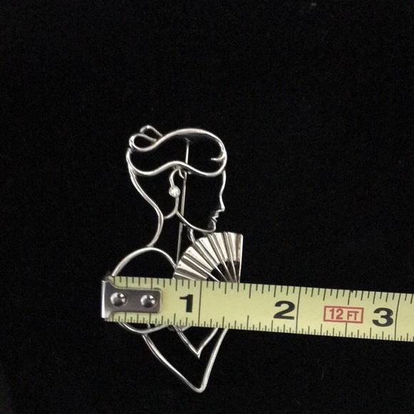 VINTAGE REMINGTON SILVER TONE VICTORIAN LADY W/ FAN BROOCH - Picture 6 of 7